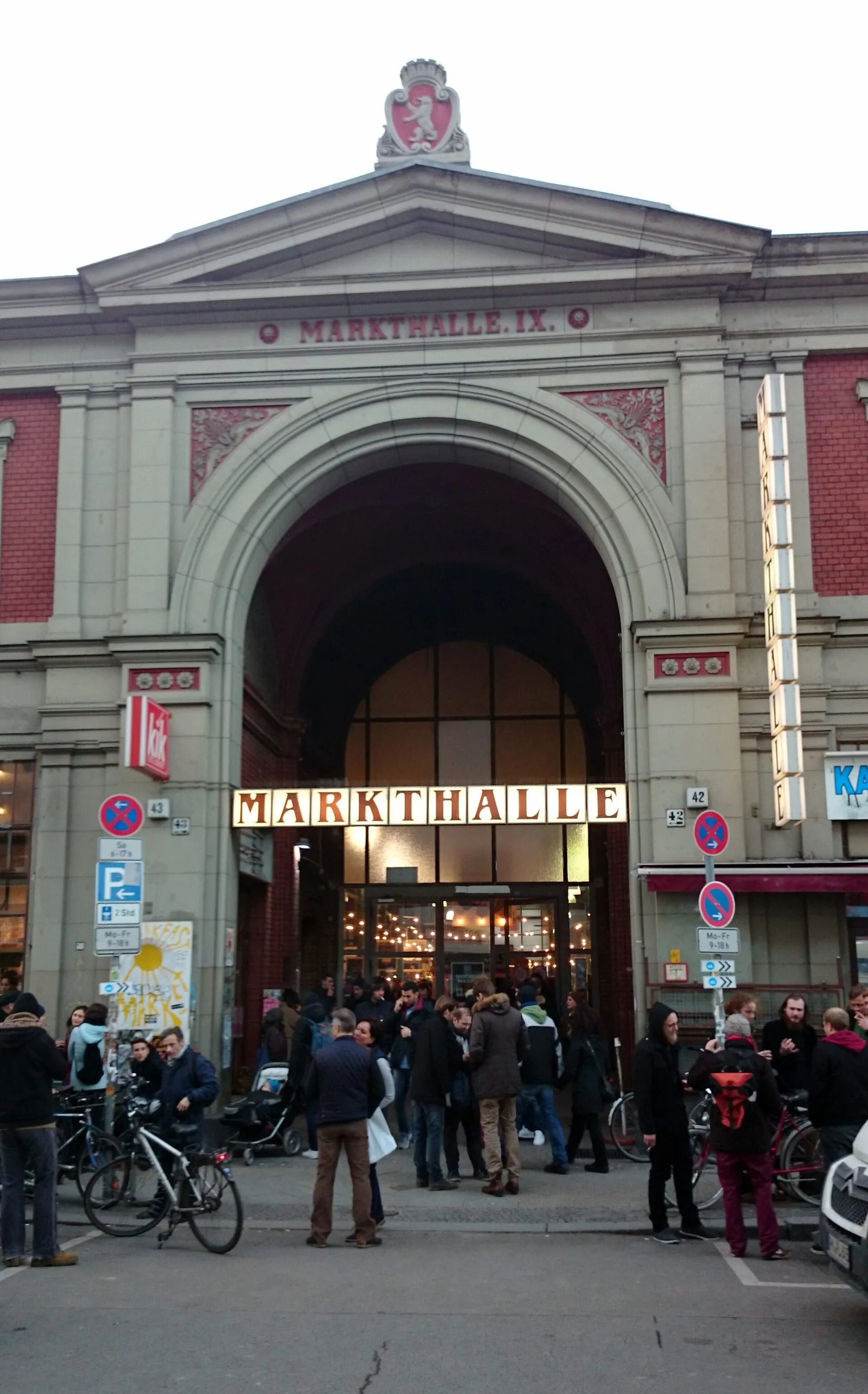 L'entrée monumentale de la Markthalle Neun sur la Eisenbahnstraße, à Kreuzberg