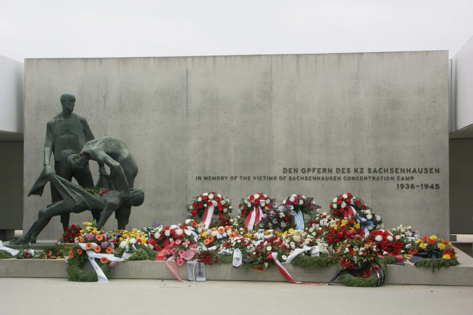 Le mur commémoratif élevé à l'emplacement du crématorium, avec son inscription dédiée aux victimes du camp