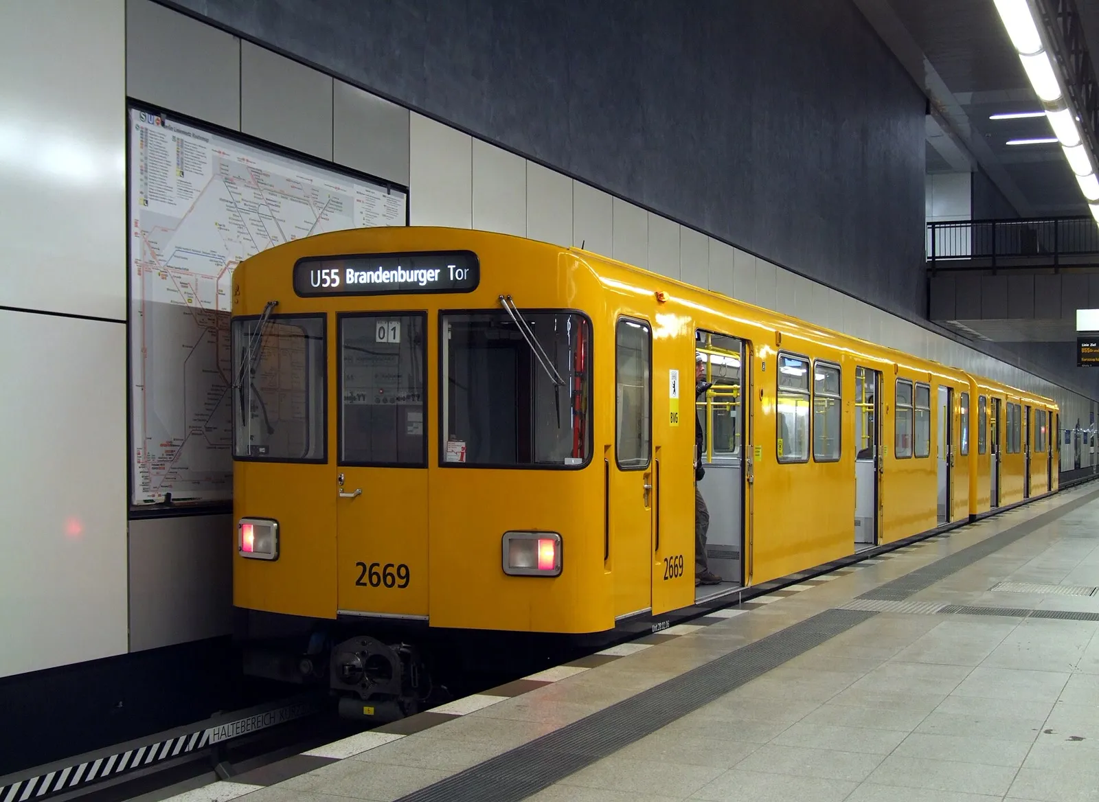 Rame de l'U-Bahn de Berlin à quai dans la station souterraine de la Hauptbahnhof, la gare centrale