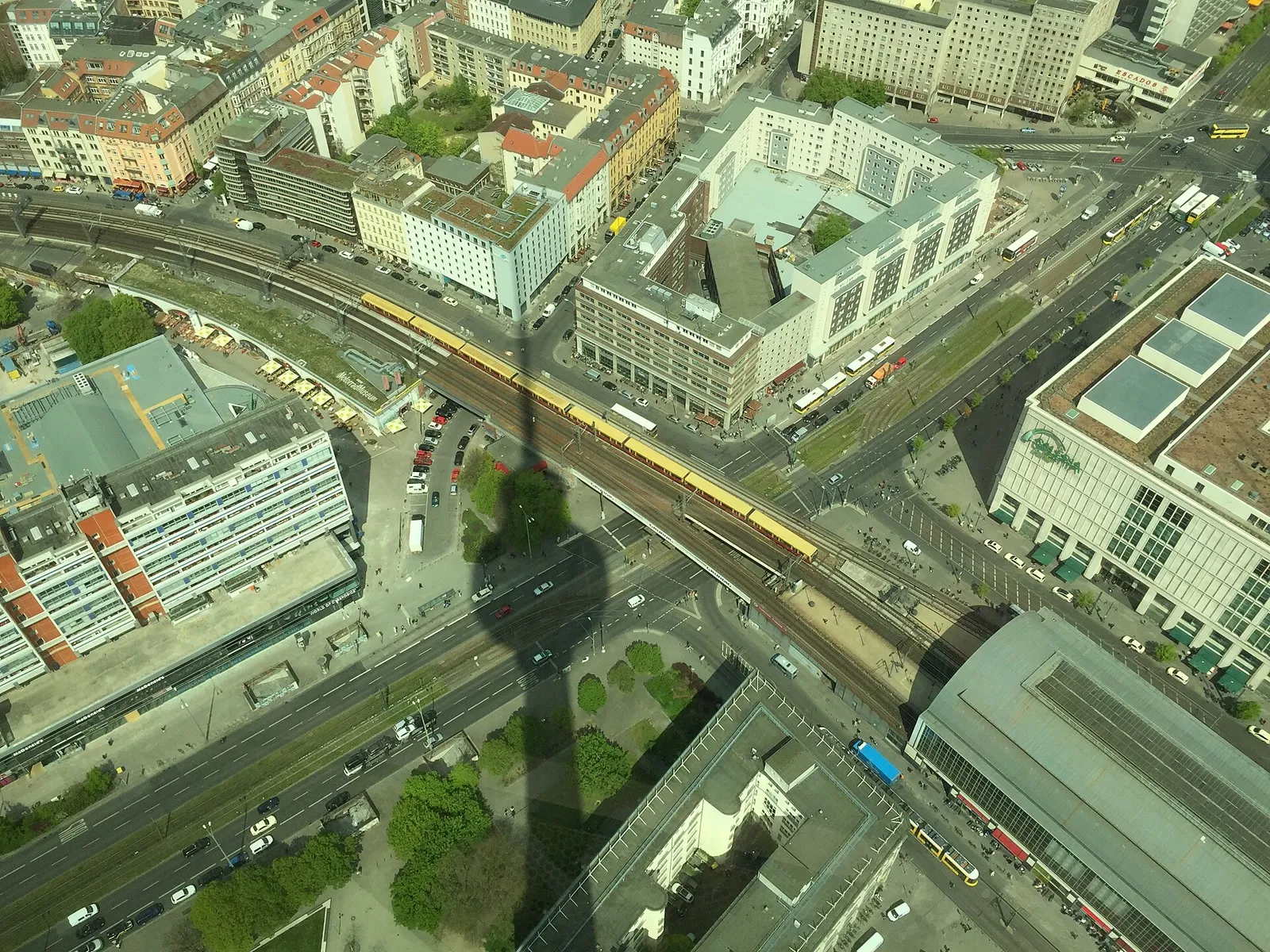 Rame rouge du S-Bahn circulant sur le viaduc de la Stadtbahn dans le centre de Berlin, vue depuis la tour de télévision à l'approche d'Alexanderplatz