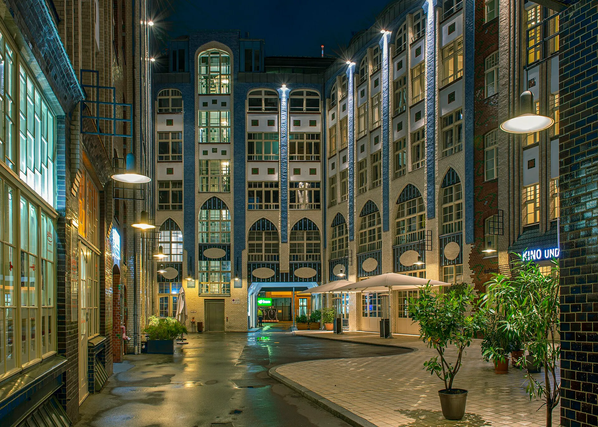 La cour principale des Hackesche Höfe en soirée, avec sa façade Art nouveau en briques de verre bleues