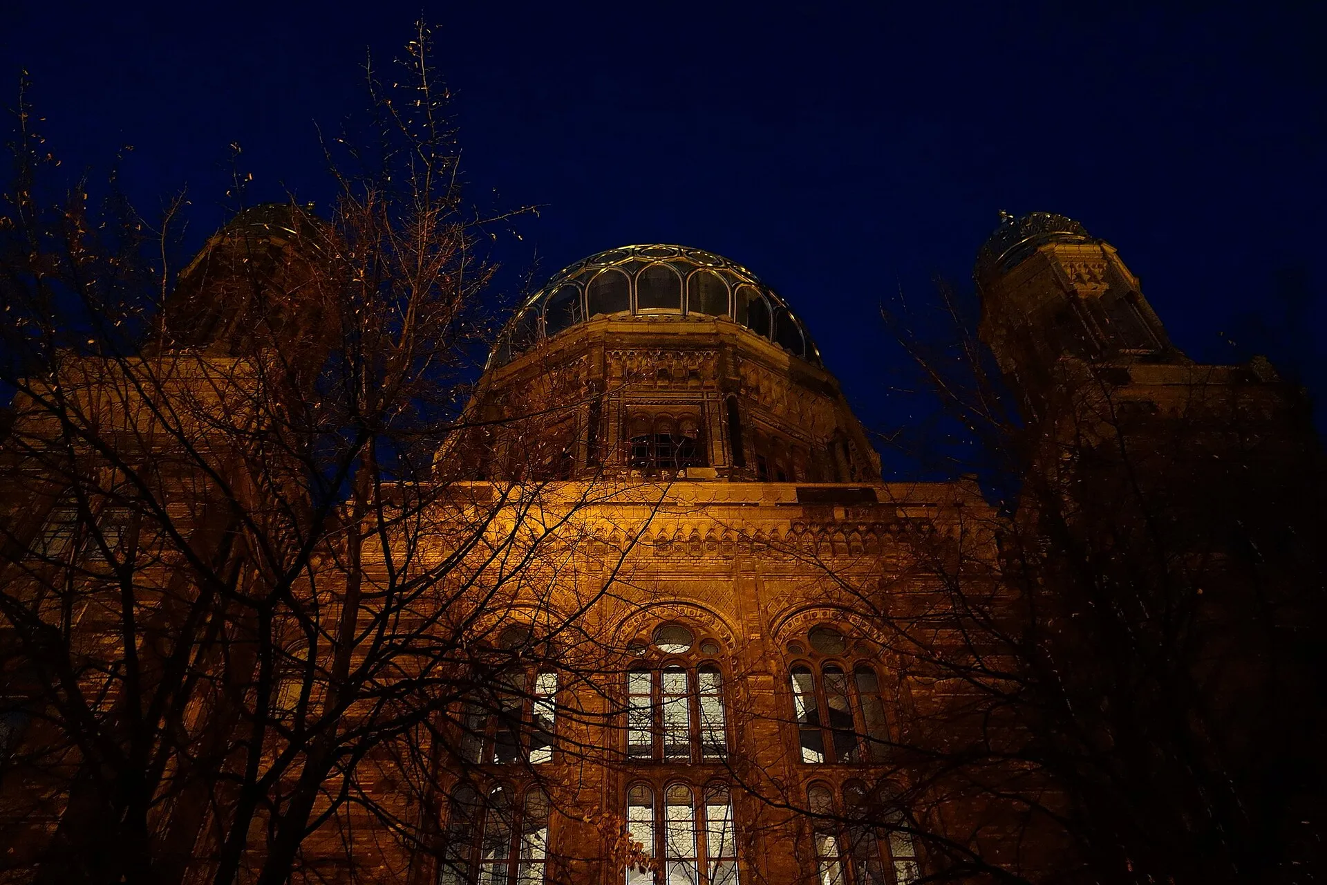 La Nouvelle Synagogue de Berlin illuminée en soirée, son dôme doré dominant l'Oranienburger Straße