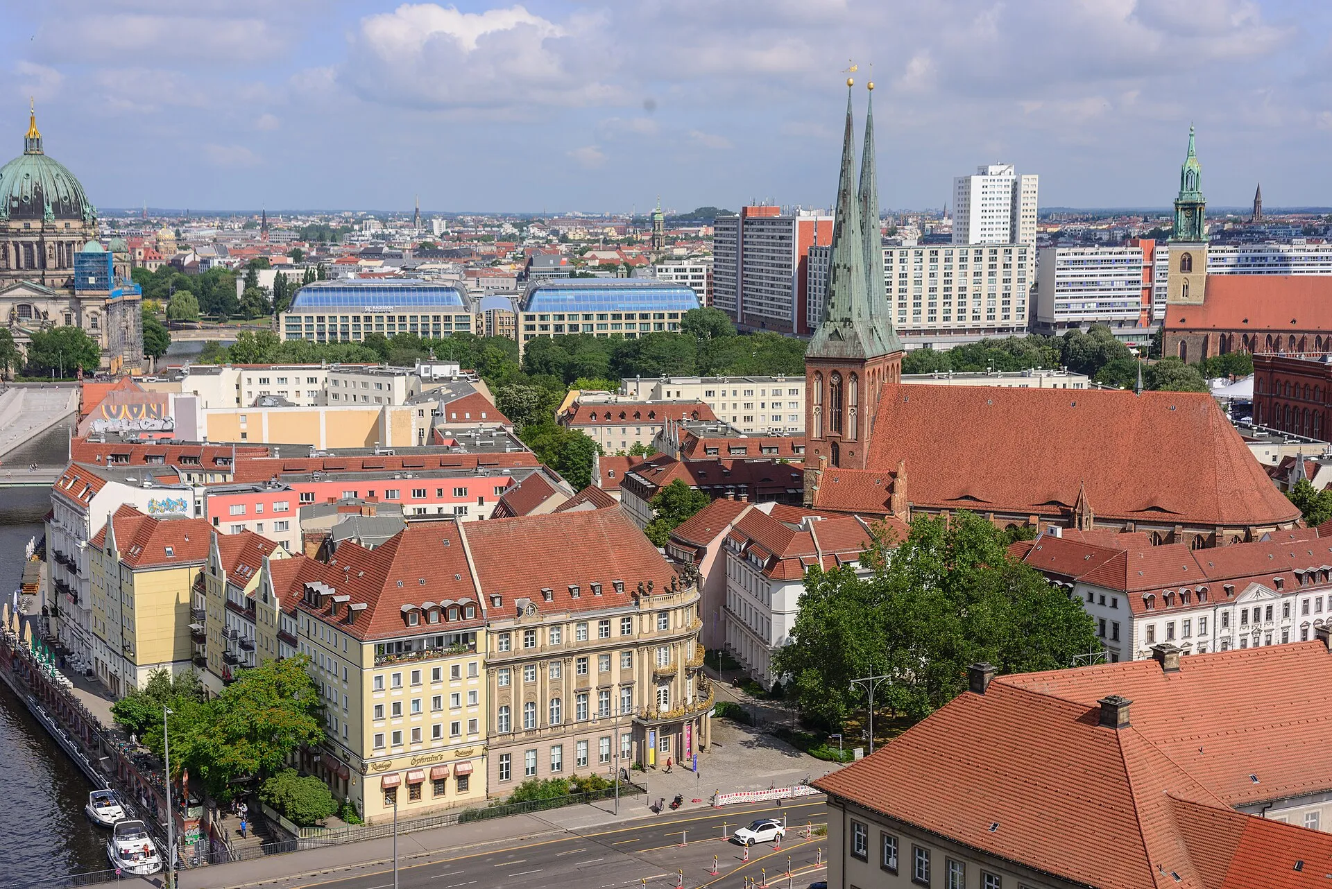 Vue sur le Nikolaiviertel depuis la cathédrale de Berlin, avec le clocher de la Nikolaikirche