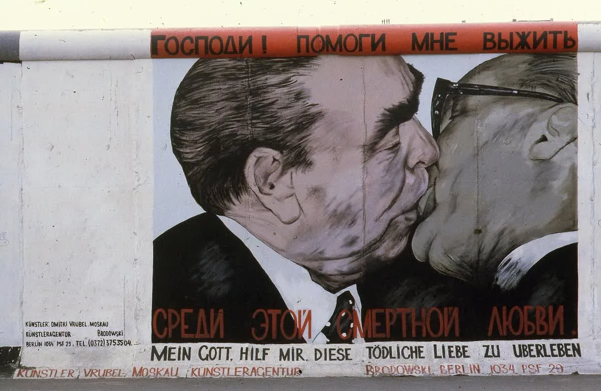 La fresque du baiser fraternel entre Brejnev et Honecker, peinte par Dmitri Vrubel sur le mur de Berlin