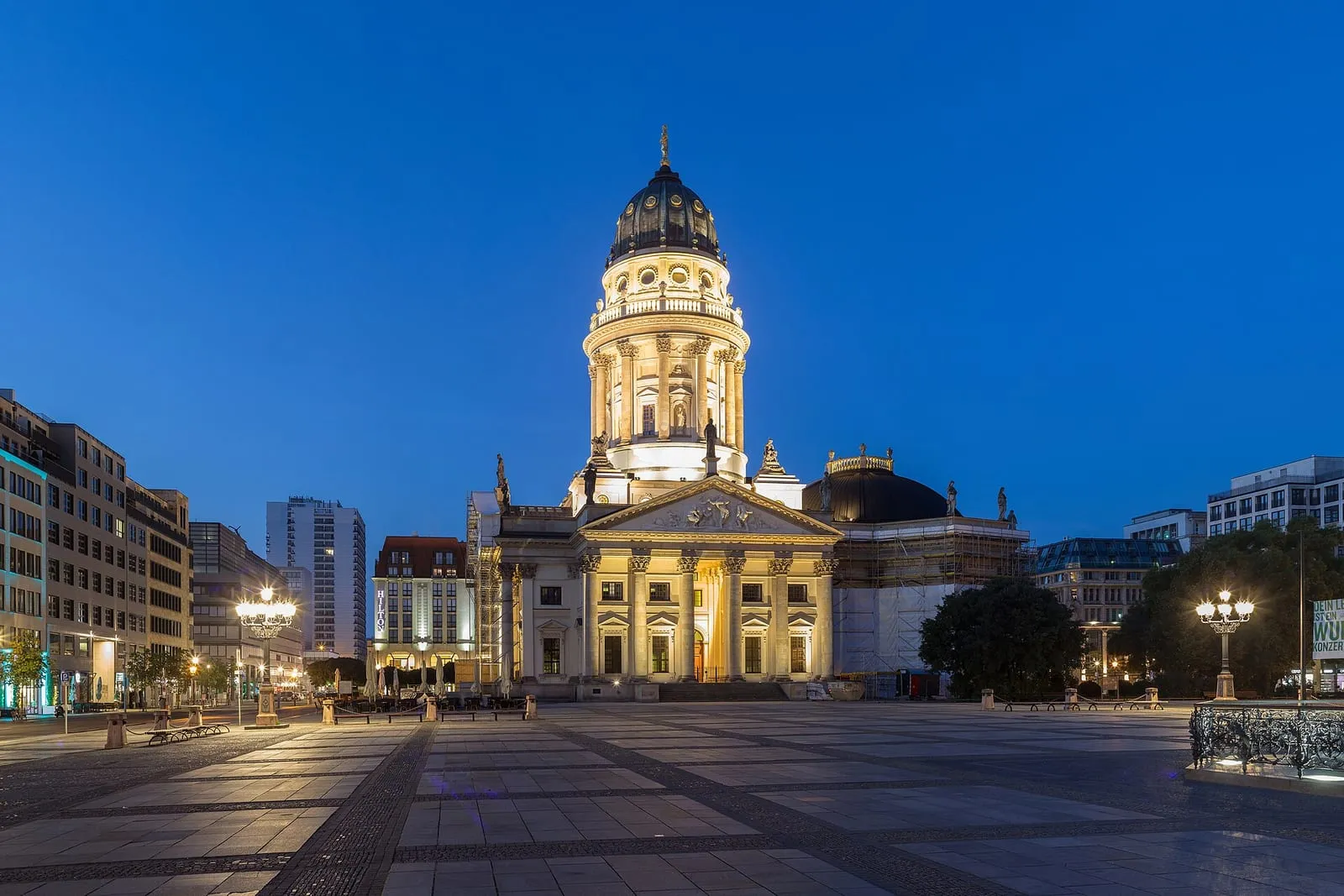 Le Gendarmenmarkt au crépuscule, avec le dôme et le portique d'une des deux églises de la place