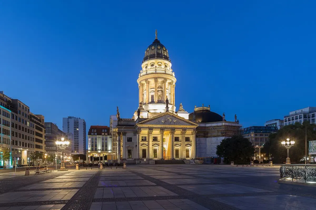Le Gendarmenmarkt au crépuscule, avec le dôme et le portique d'une des deux églises de la place