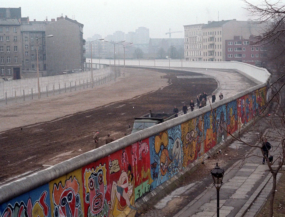 Le mur de Berlin en 1986, côté ouest couvert de graffitis