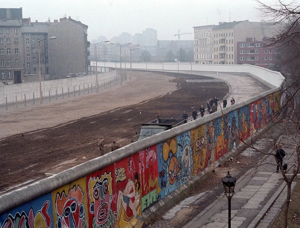 Le mur de Berlin en 1986, côté ouest couvert de graffitis