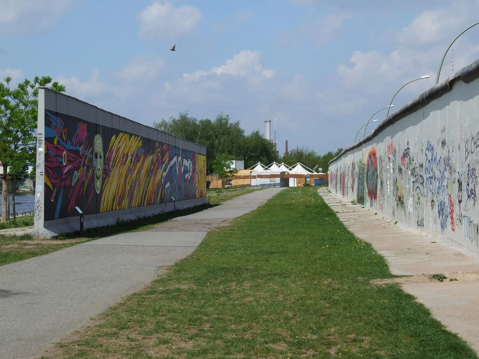 Fresques de l'East Side Gallery sur un vestige du mur de Berlin