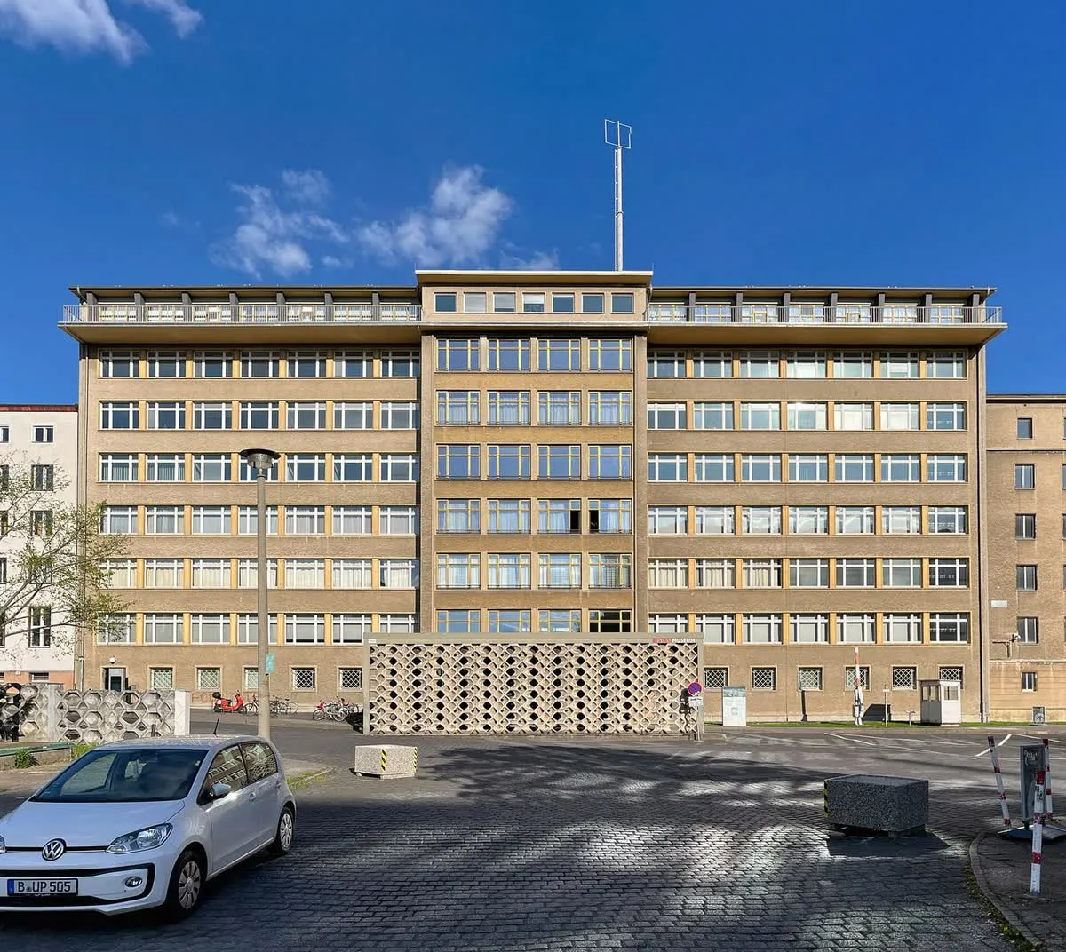 Le bâtiment Haus 1 de l'ancienne centrale du ministère de la Sécurité d'État, aujourd'hui Stasimuseum, dans le quartier de Lichtenberg