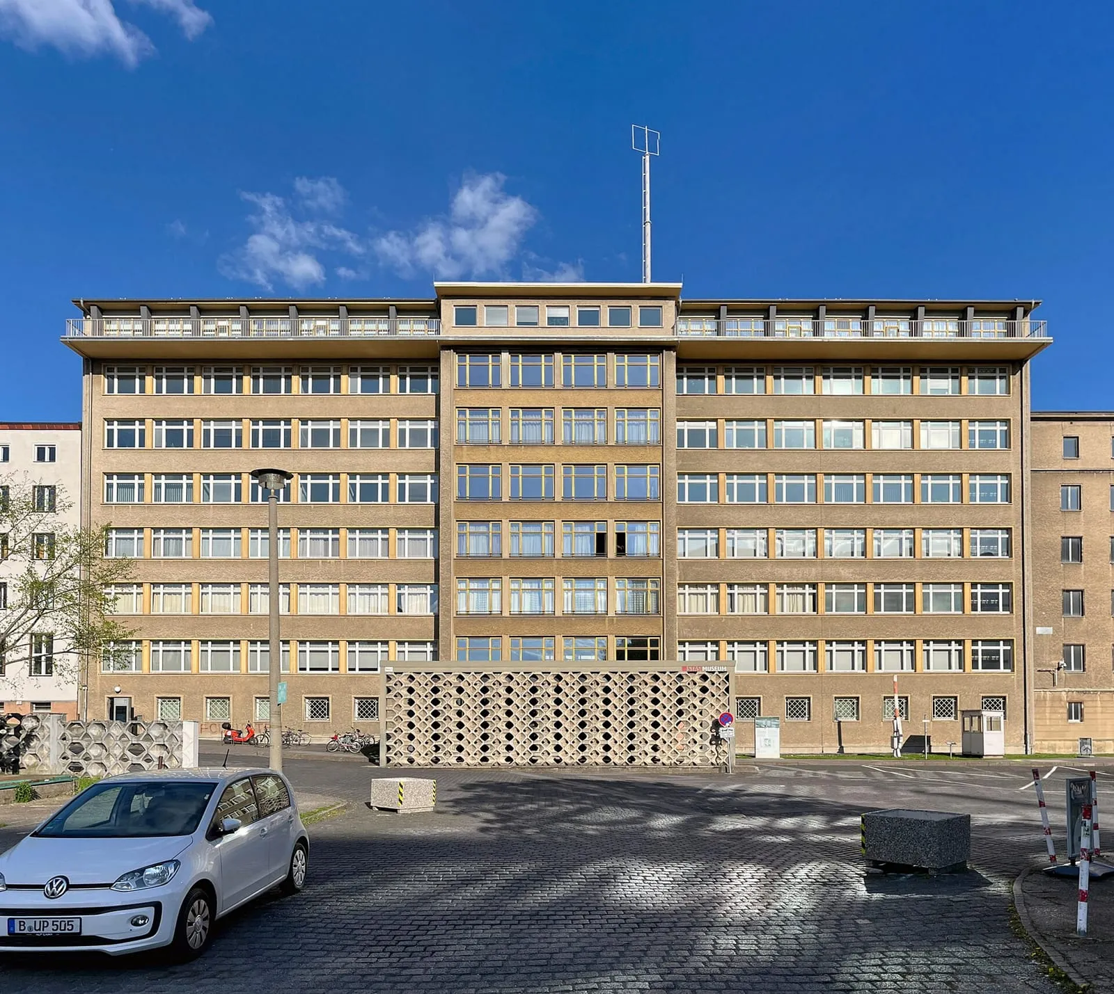 Le bâtiment Haus 1 de l'ancienne centrale du ministère de la Sécurité d'État, aujourd'hui Stasimuseum, dans le quartier de Lichtenberg