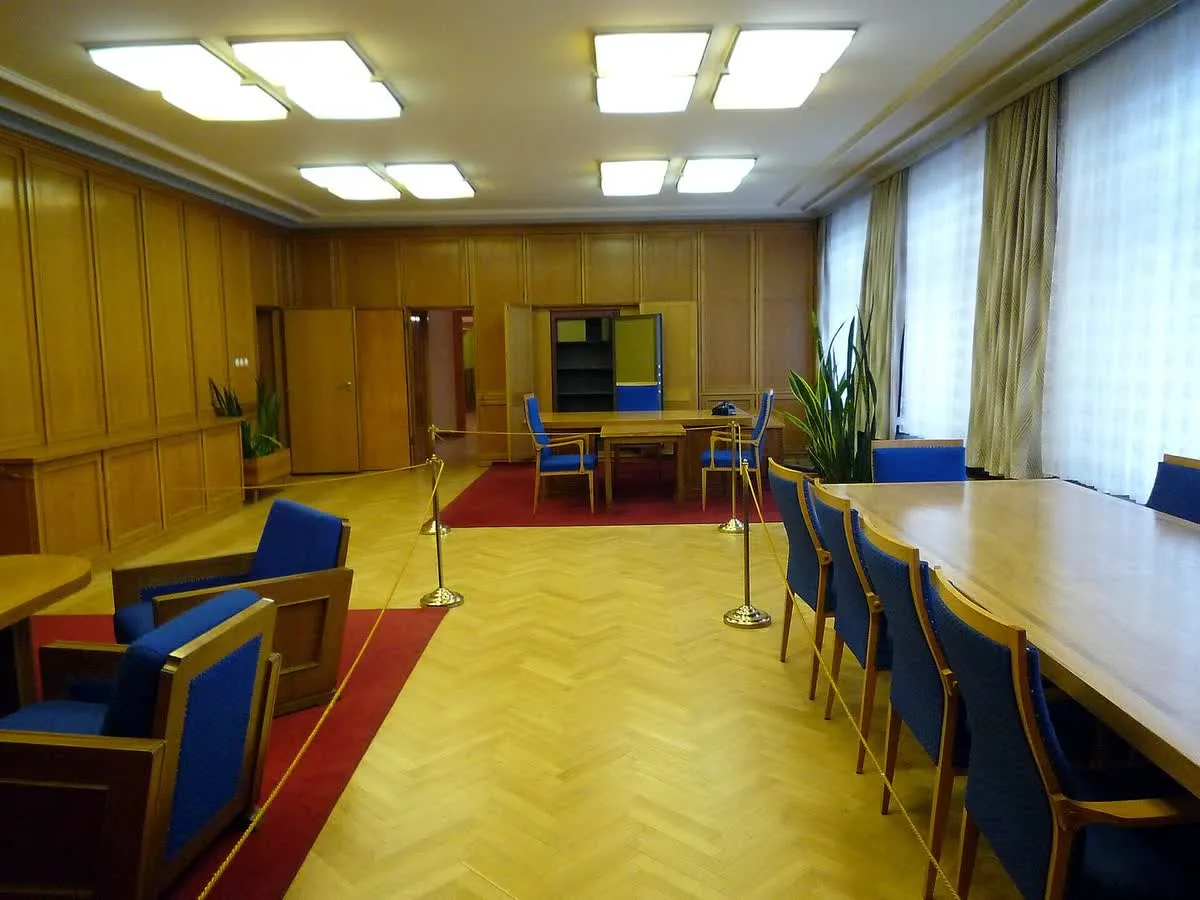 Une salle de réunion de l'étage ministériel du Stasimuseum, avec ses fauteuils bleus, ses lambris de bois et sa moquette rouge