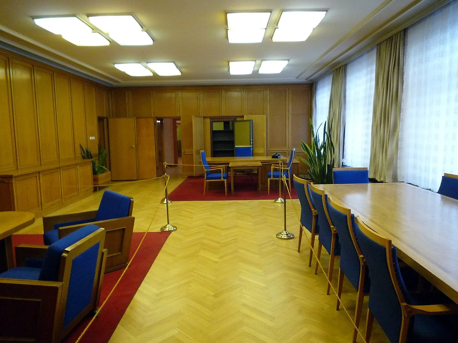 Une salle de réunion de l'étage ministériel du Stasimuseum, avec ses fauteuils bleus, ses lambris de bois et sa moquette rouge