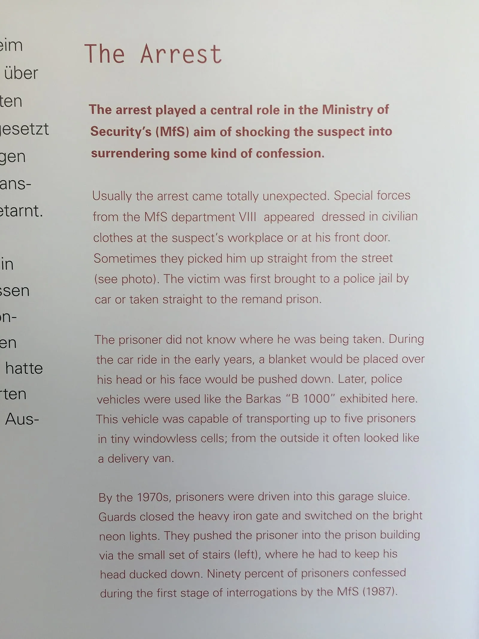 Panneau de l'exposition du Stasimuseum consacré au déroulement des arrestations par le ministère de la Sécurité d'État