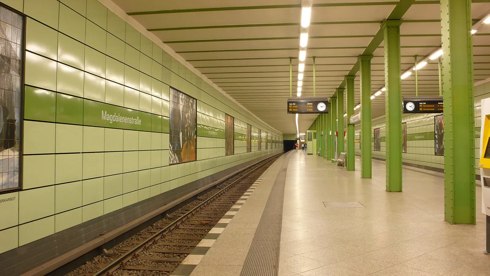 Le quai de la station de métro Magdalenenstraße, sur la ligne U5, dont la sortie Ruschestraße mène au musée