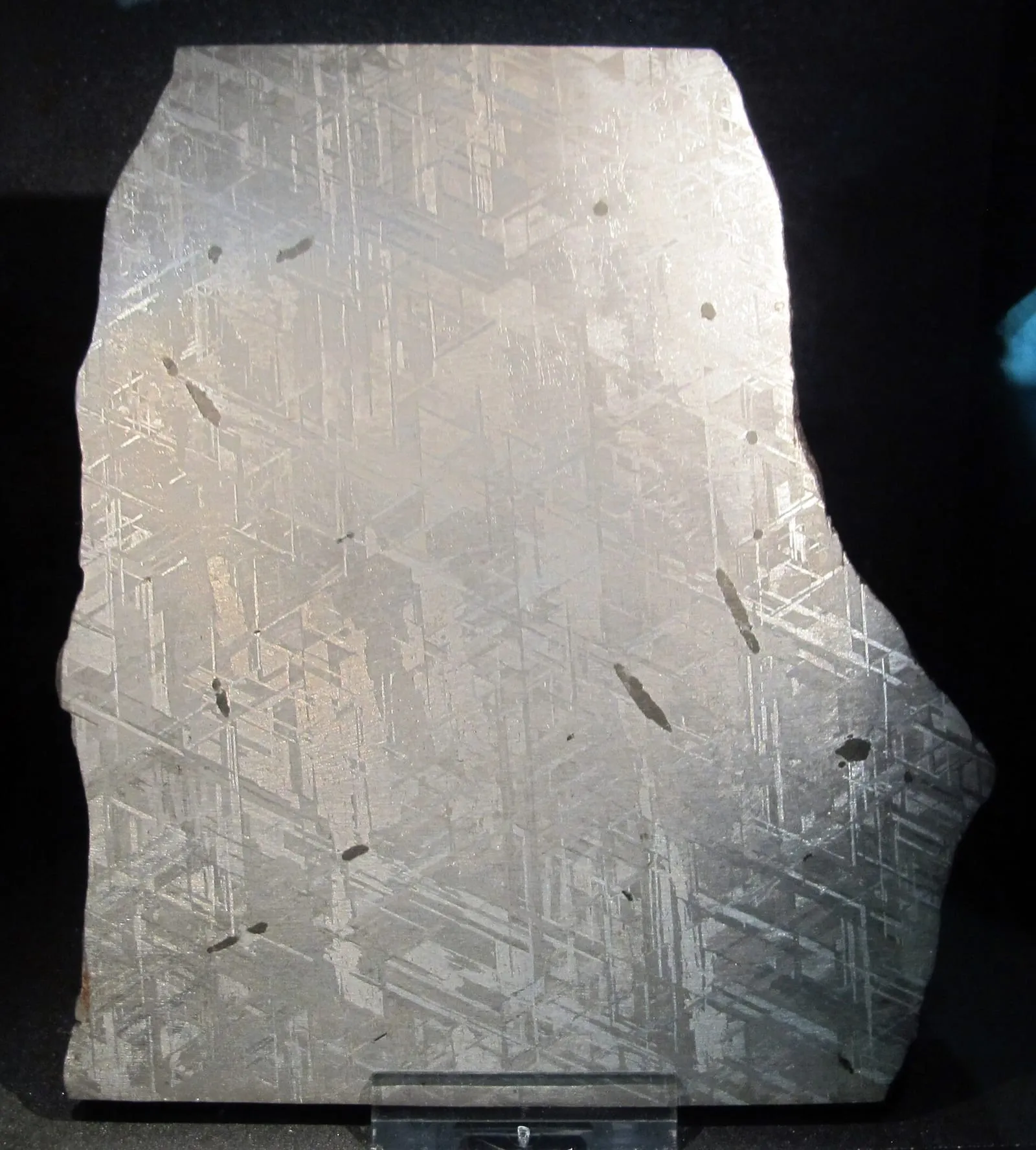 Tranche polie d'une météorite de fer montrant le motif de Widmanstätten