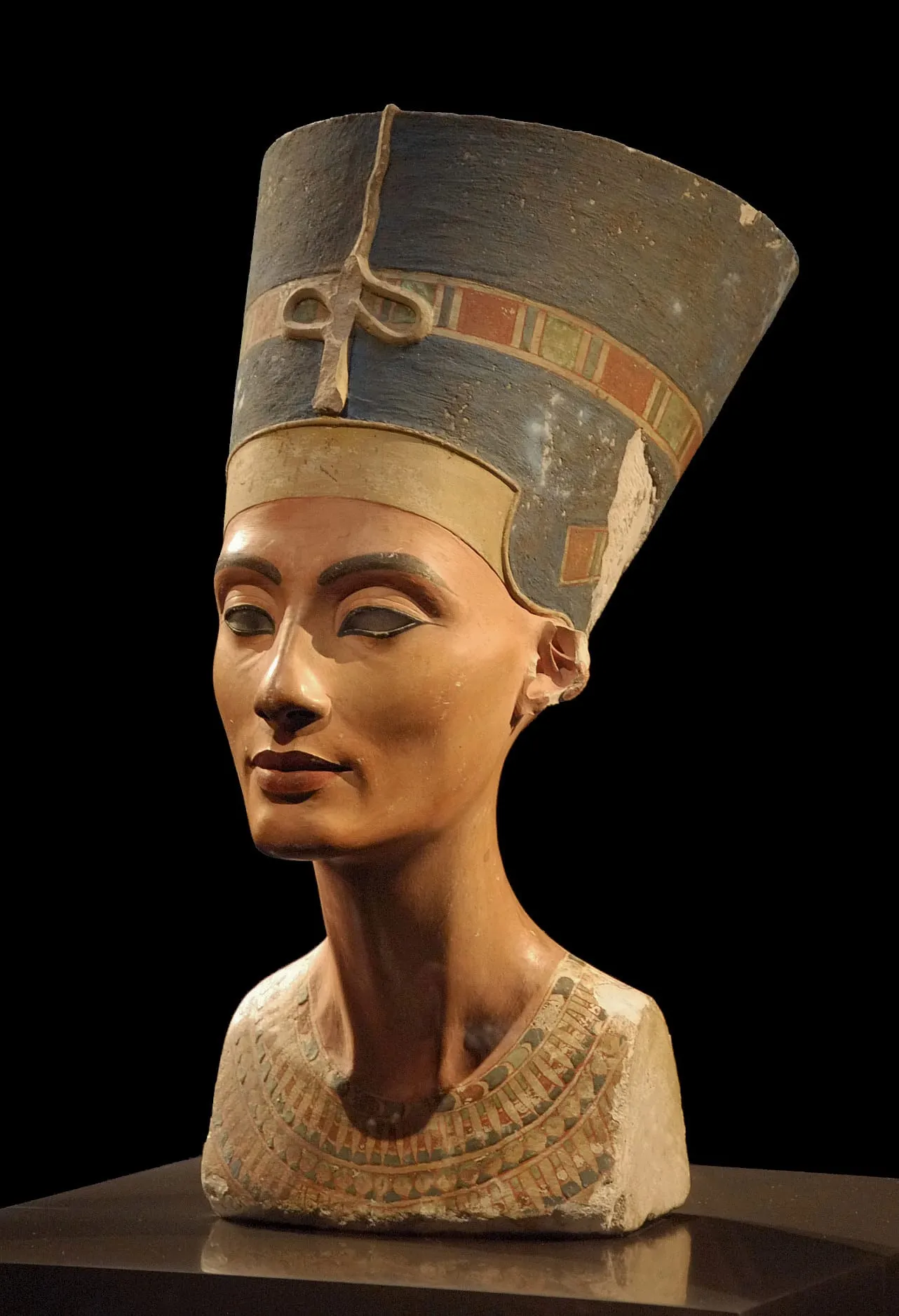 Le buste de Néfertiti exposé au Neues Museum de Berlin