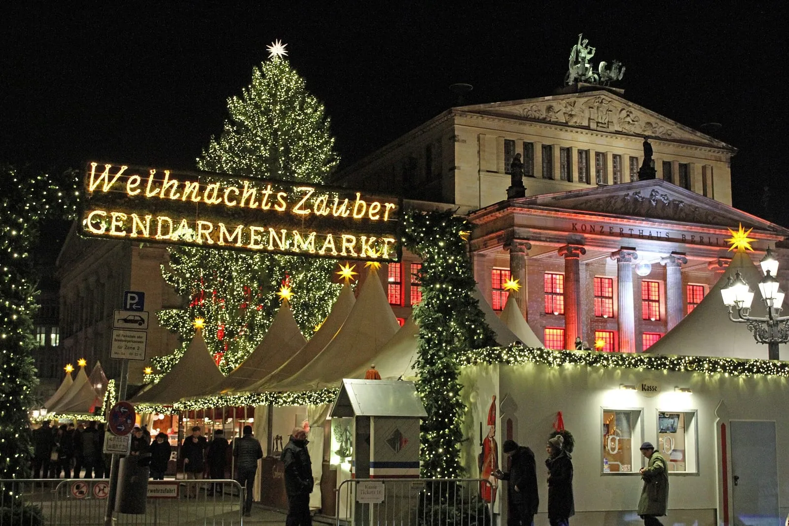 Marché de Noël WeihnachtsZauber illuminé sur le Gendarmenmarkt, sapin décoré devant le Konzerthaus