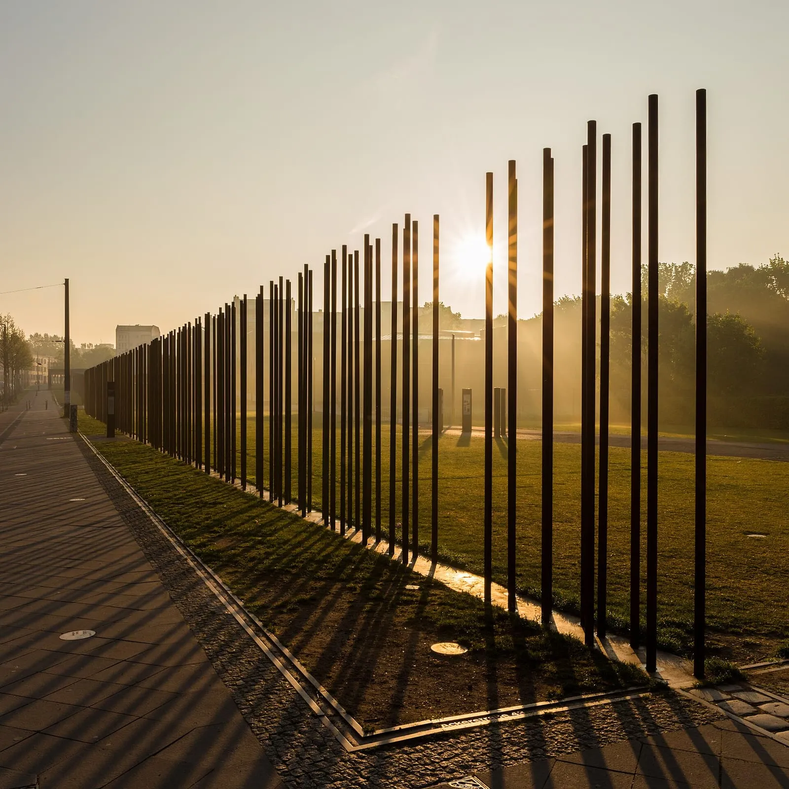 Stèles d'acier du mémorial du Mur de Berlin à Bernauer Straße dans la lumière du matin