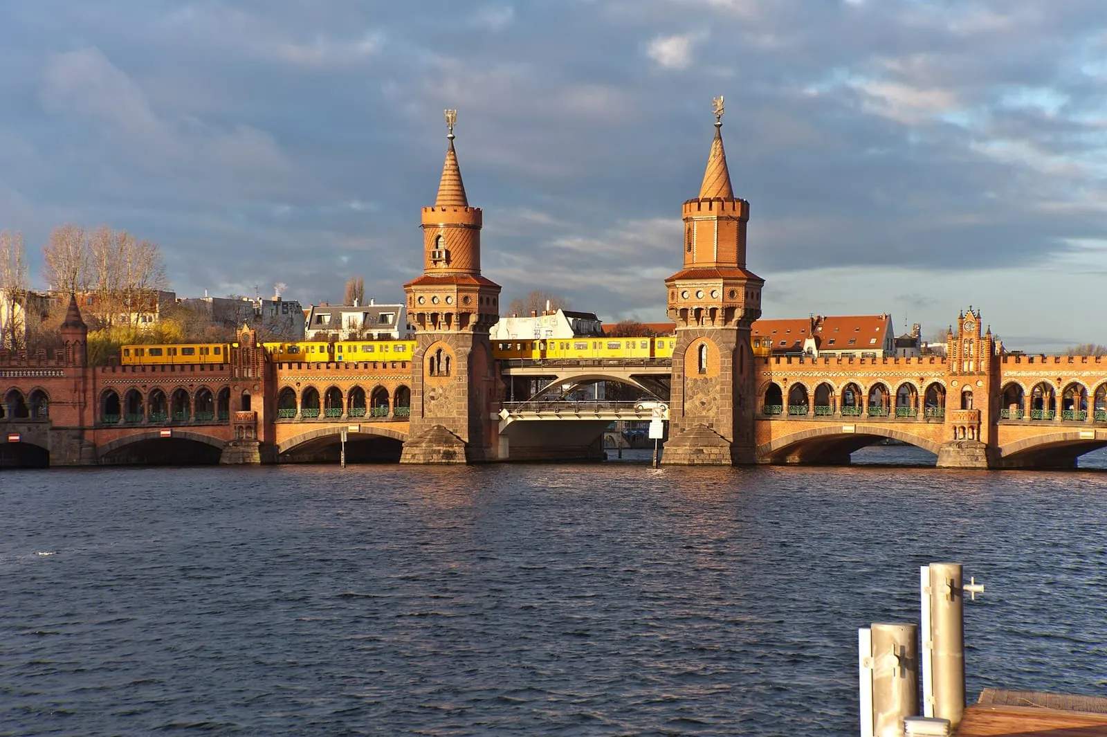Une rame du métro berlinois sur le tablier supérieur de l'Oberbaumbrücke, entre ses deux tours de brique rouge