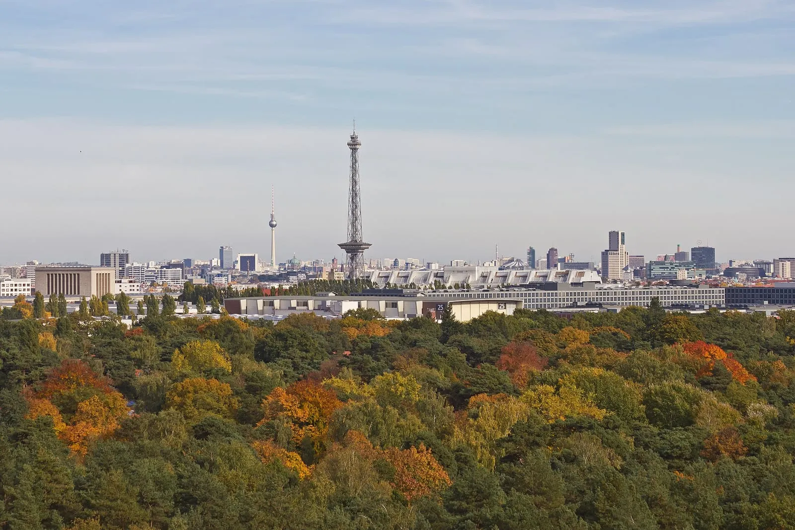 Vue plongeante sur la forêt du Grunewald aux couleurs d'automne, avec la tour de la radio et la tour de télévision au-dessus des toits de Berlin