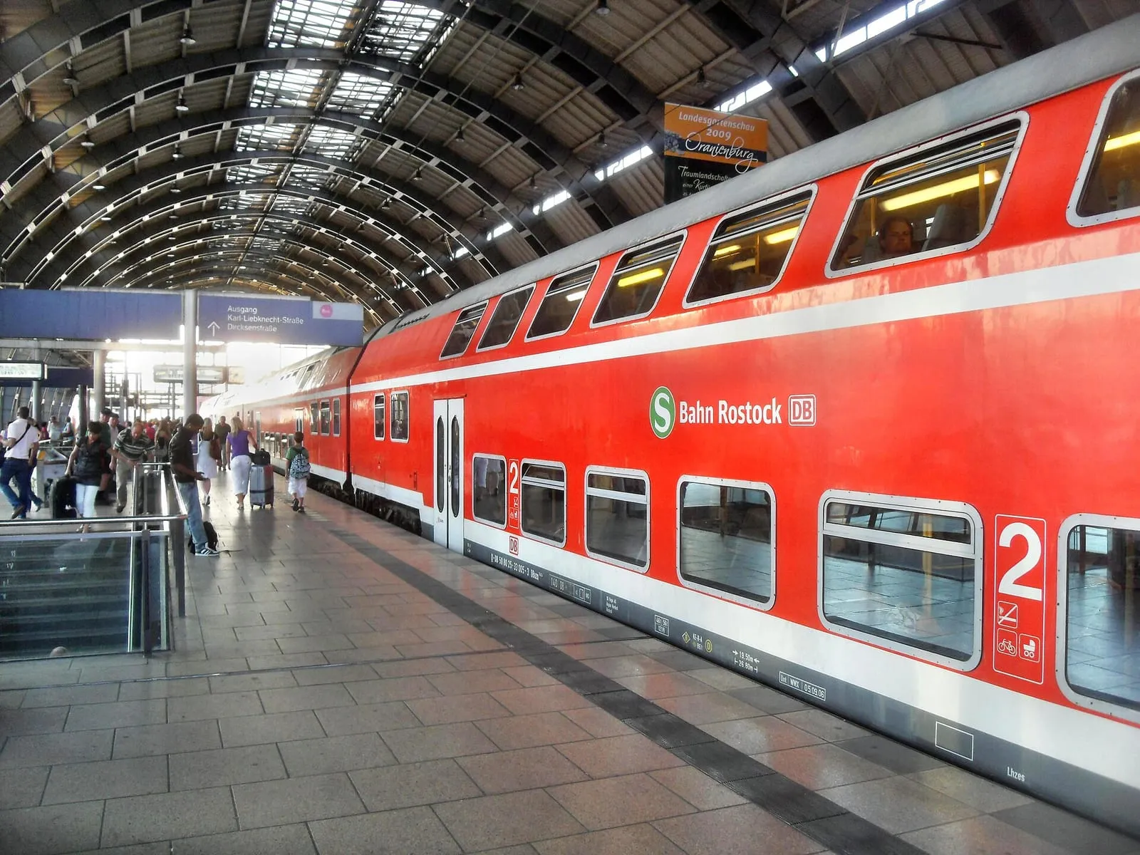 Une rame du S-Bahn à quai dans la gare d'Alexanderplatz à Berlin, sous la halle, près du panneau de sortie Karl-Liebknecht-Straße