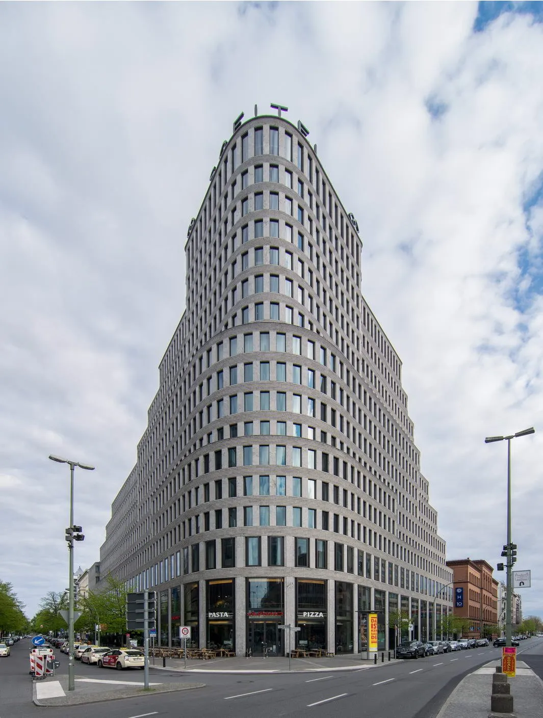 Immeuble d'hôtel contemporain aux étages courbes sur le Kurfürstendamm, à Charlottenburg, avec ses restaurants en rez-de-chaussée