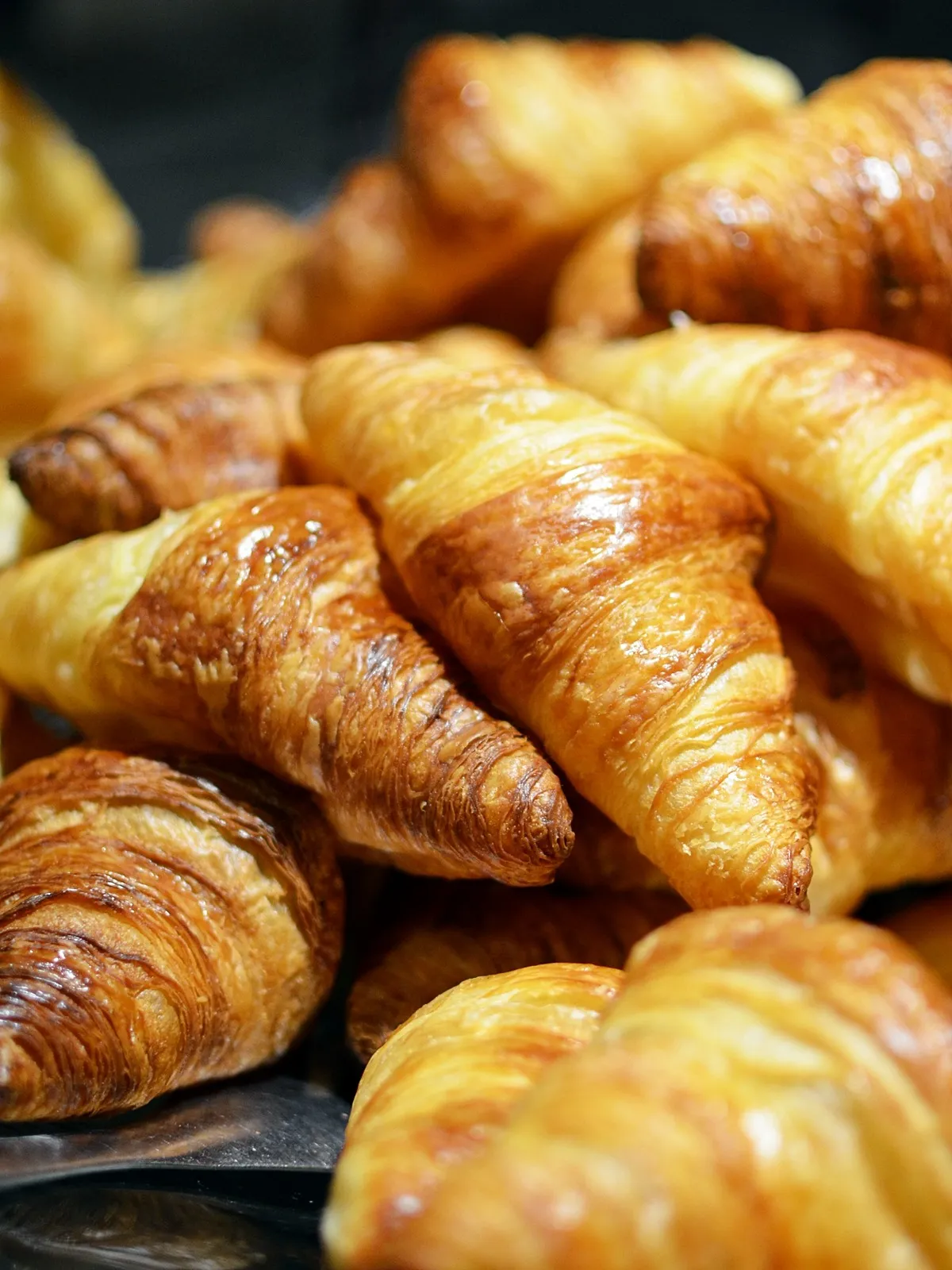 Pile de croissants dorés serrés les uns contre les autres