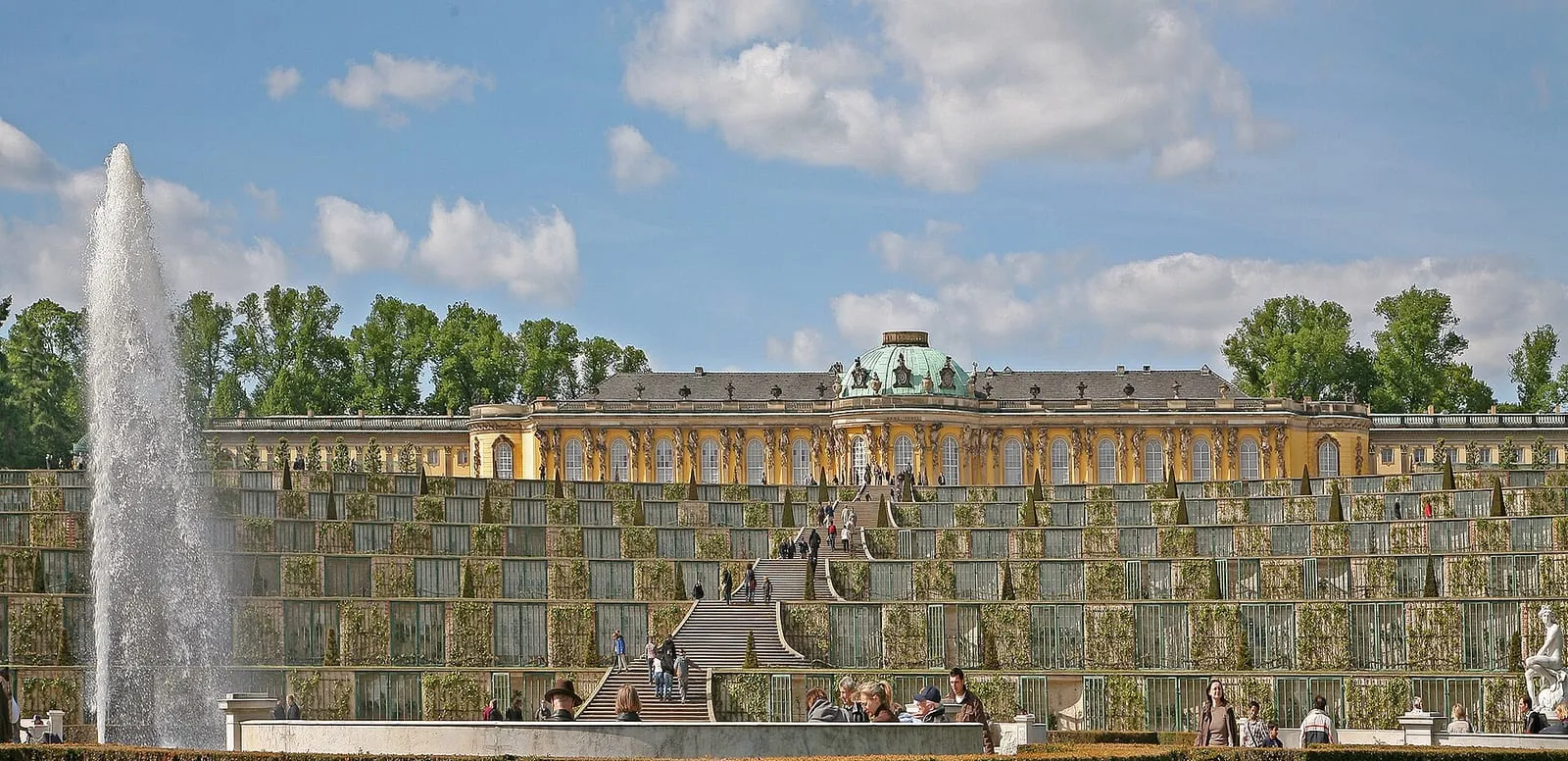 La façade rococo du palais de Sanssouci et son dôme vert au sommet des terrasses de vigne, avec l'escalier central et le jet de la grande fontaine