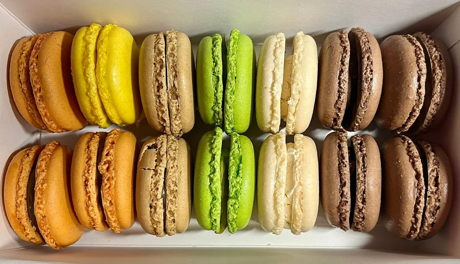 Des macarons aux couleurs variées présentés en boîte, ici ceux de la maison française Bouillet