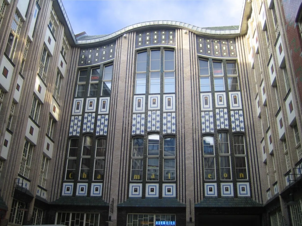 Façade de la première cour des Hackesche Höfe à Berlin, ornée de briques émaillées colorées et d'ouvertures de formes différentes