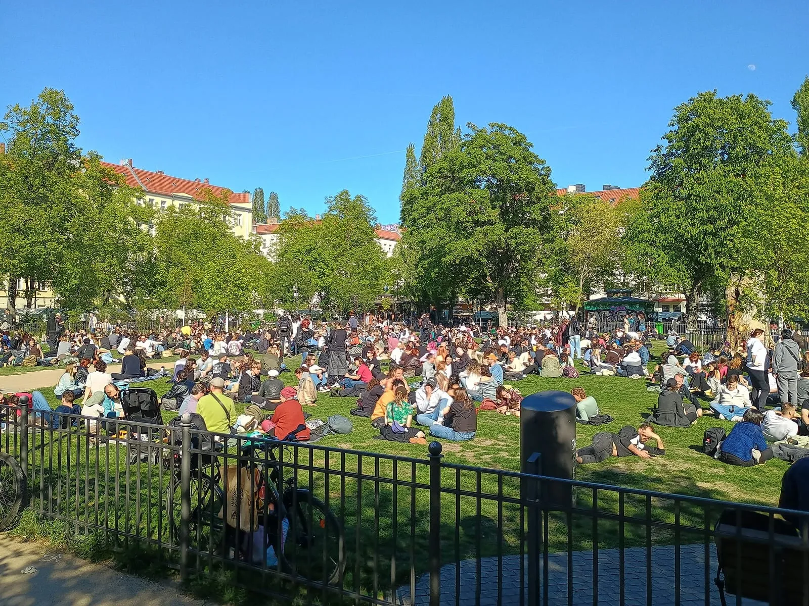 Des Berlinois assis sur la pelouse du Boxhagener Platz, à Friedrichshain, un dimanche après-midi ensoleillé