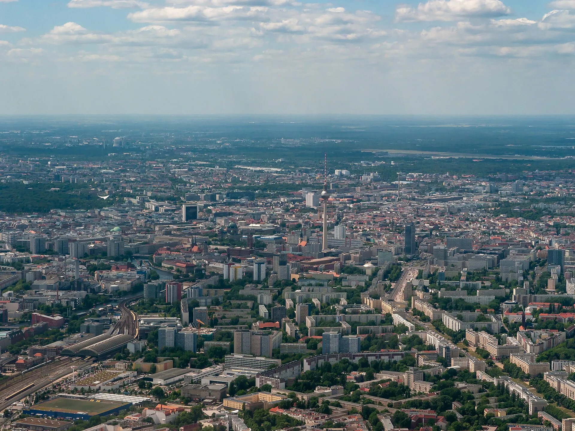 Vue aérienne de Berlin-Mitte prise de l'est, toits de la ville et tour de télévision au centre de l'image