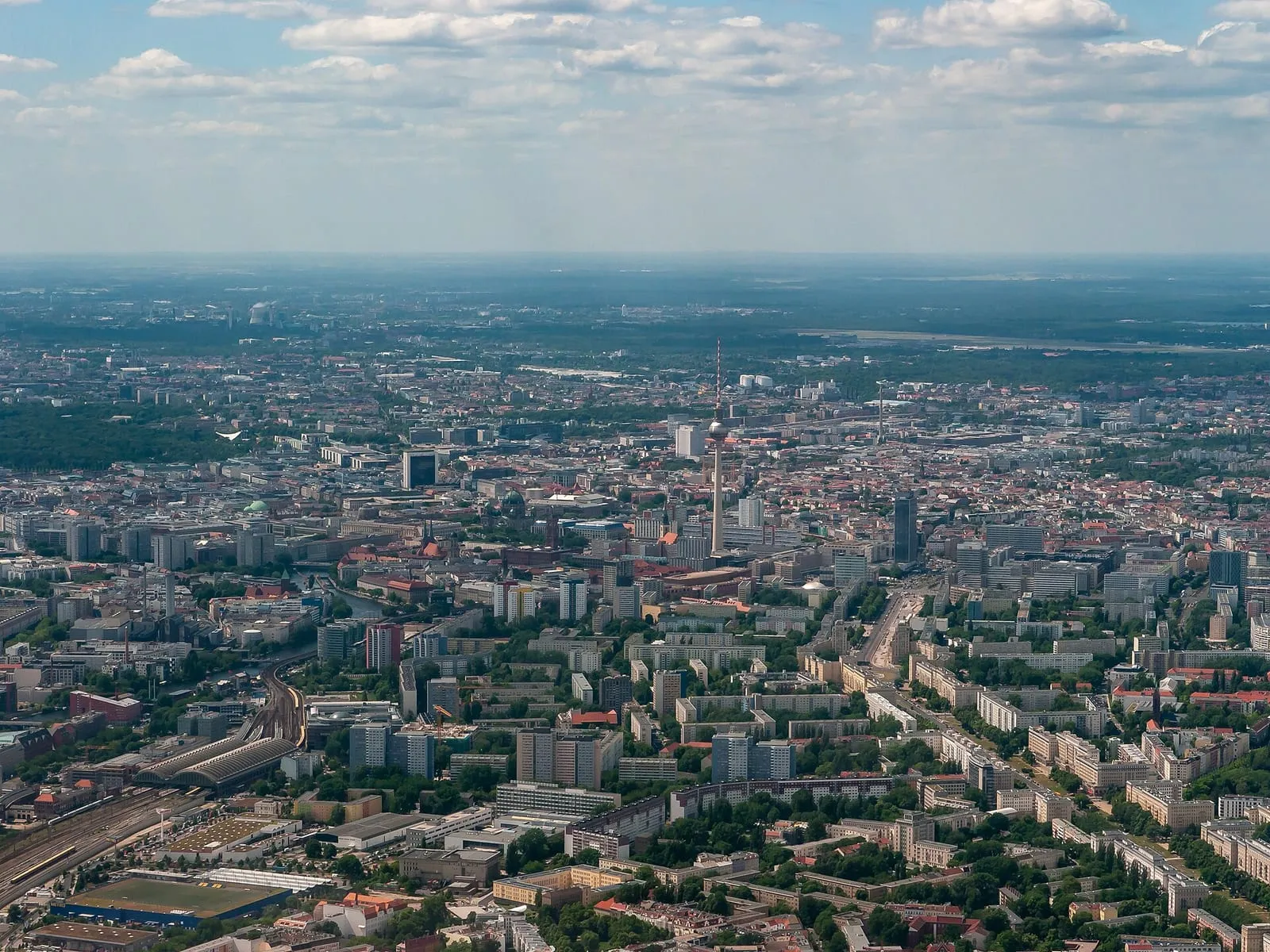 Vue aérienne de Berlin-Mitte prise de l'est, toits de la ville et tour de télévision au centre de l'image