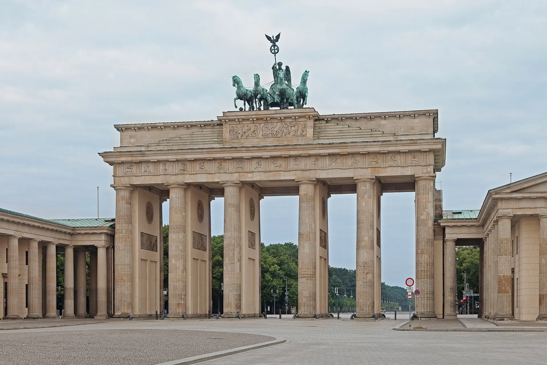 La face ouest de la porte de Brandebourg, côté Tiergarten, sans foule