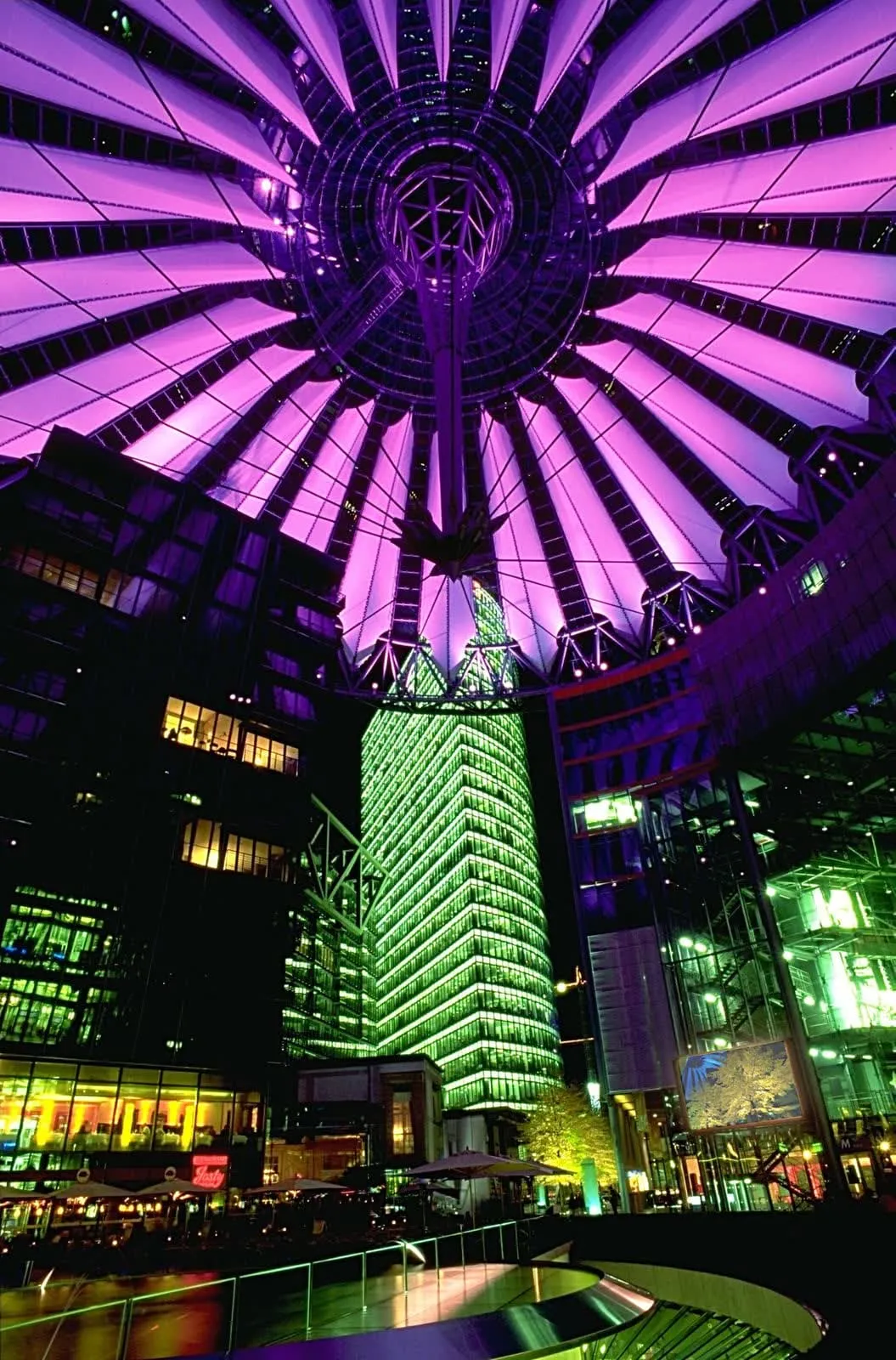 Le Sony Center de Potsdamer Platz éclairé de nuit