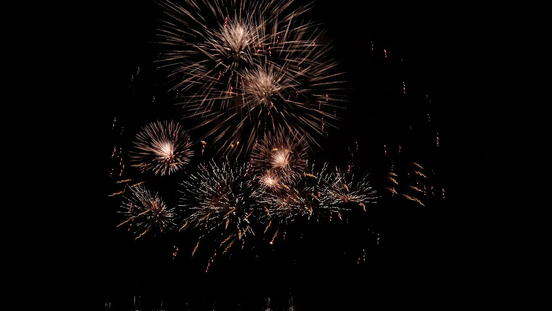 Feux d'artifice tirés au-dessus du Maifeld, pendant la Pyronale à Berlin