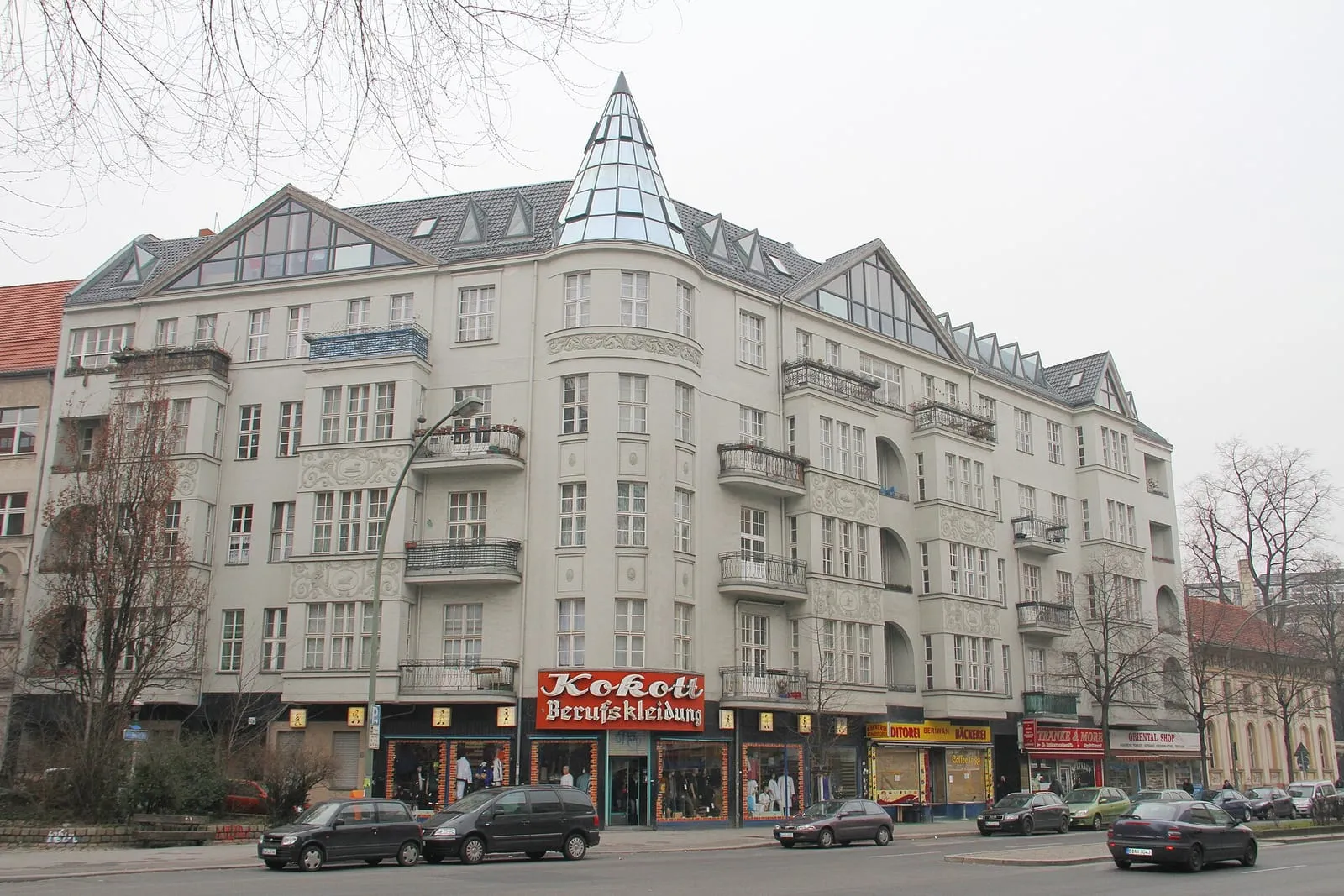 Immeuble d'angle ancien sur la Karl-Marx-Straße, avec ses commerces en rez-de-chaussée