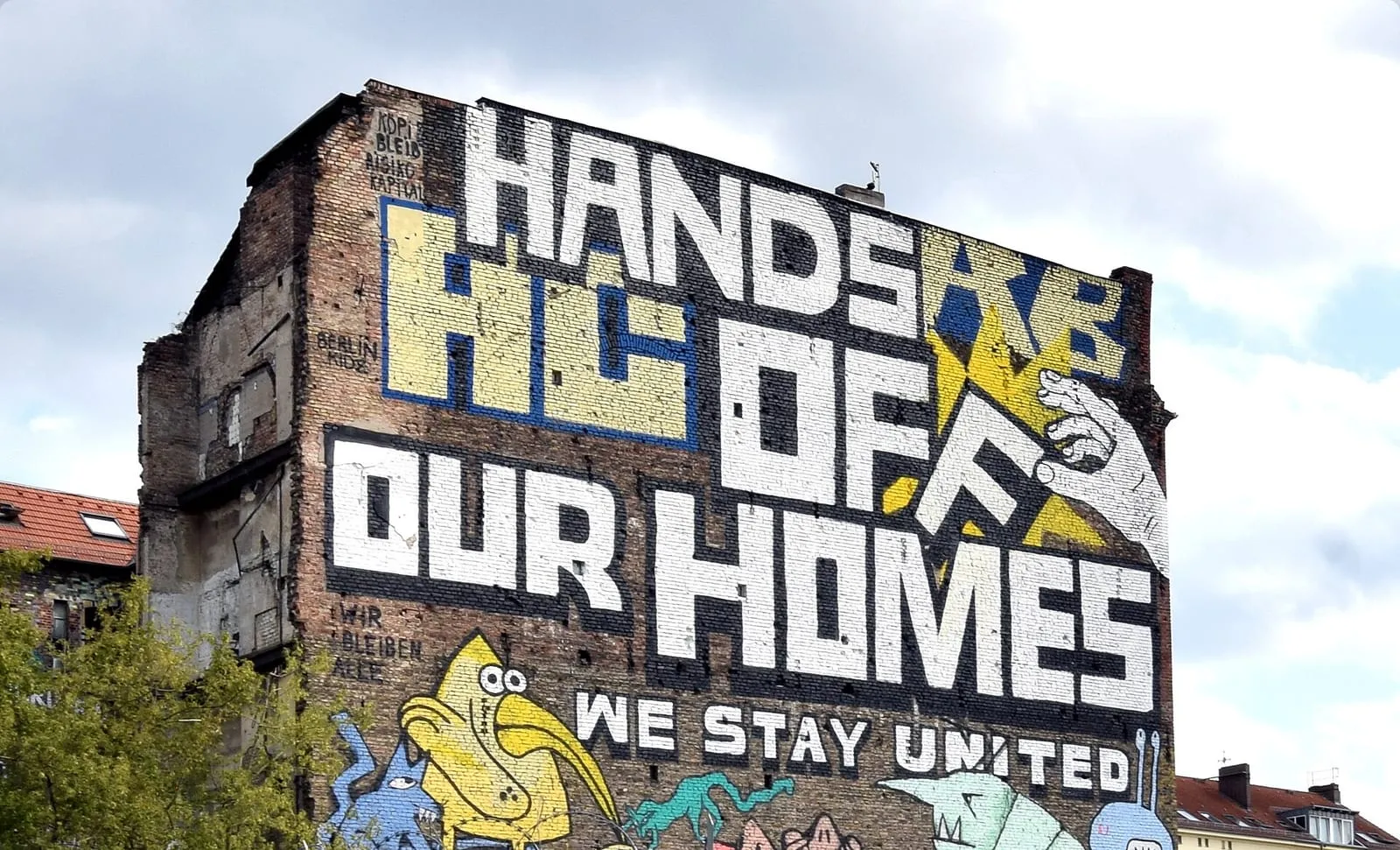 Fresque « Hands off our Homes » sur un pignon de briques de la Köpenicker Straße, à Berlin-Mitte