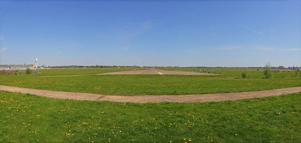 L'ancienne piste d'atterrissage de l'aéroport de Tempelhof, bordée de pelouses où les Berlinois se détendent et font voler des cerfs-volants