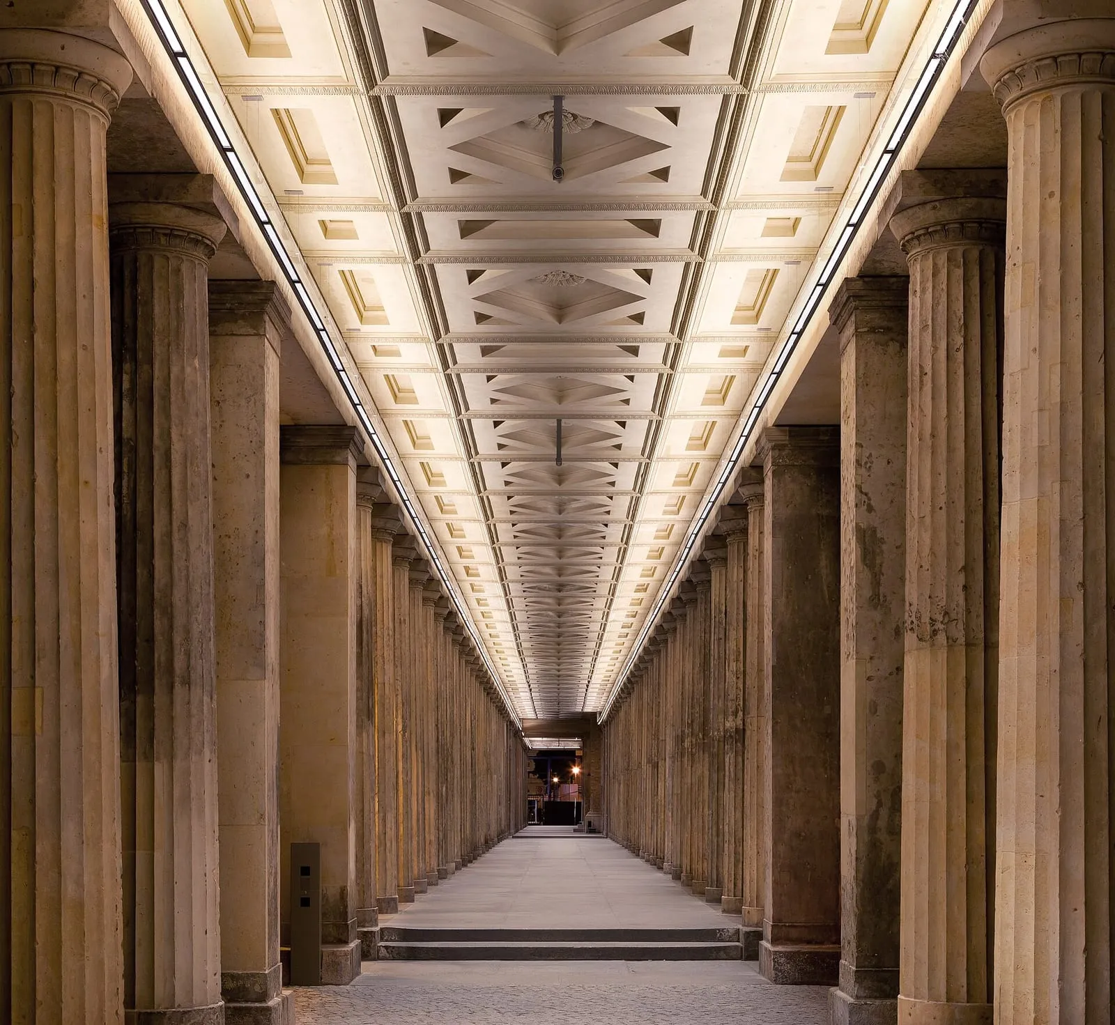 La colonnade de l'Alte Nationalgalerie, sur l'île aux Musées à Berlin, éclairée le soir