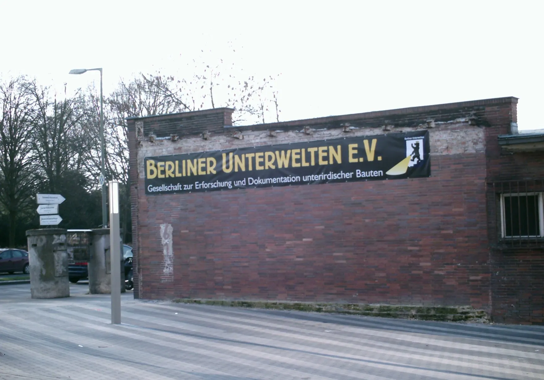 L'enseigne de l'association Berliner Unterwelten sur un mur de briques, près de la gare de Gesundbrunnen