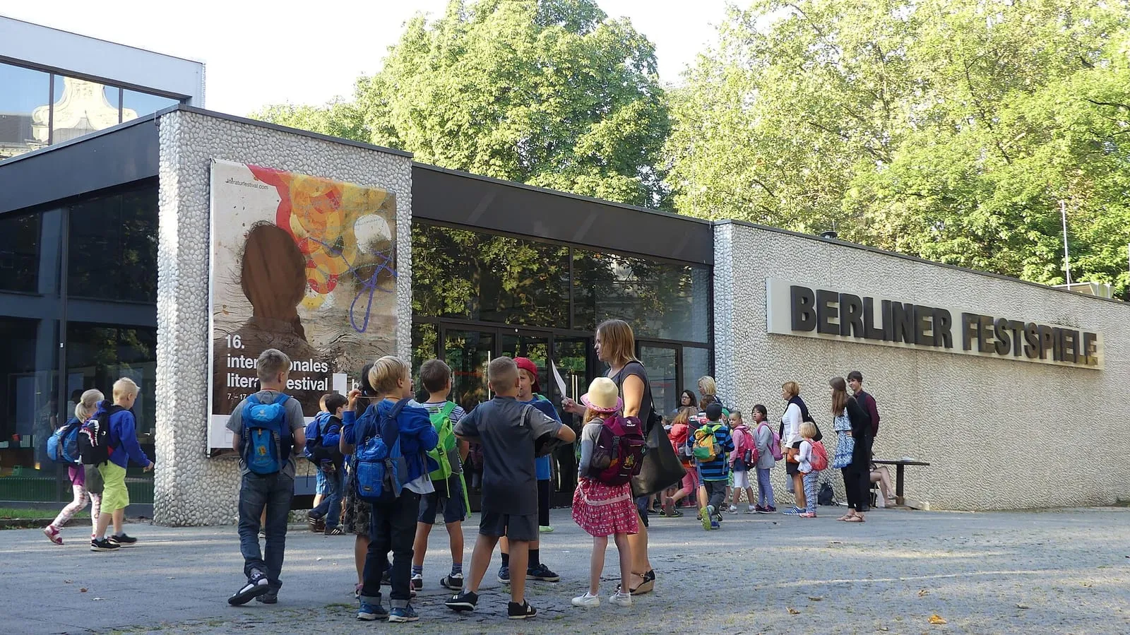 Le Haus der Berliner Festspiele, façade claire et grandes baies vitrées, avec un groupe scolaire rassemblé devant l'entrée