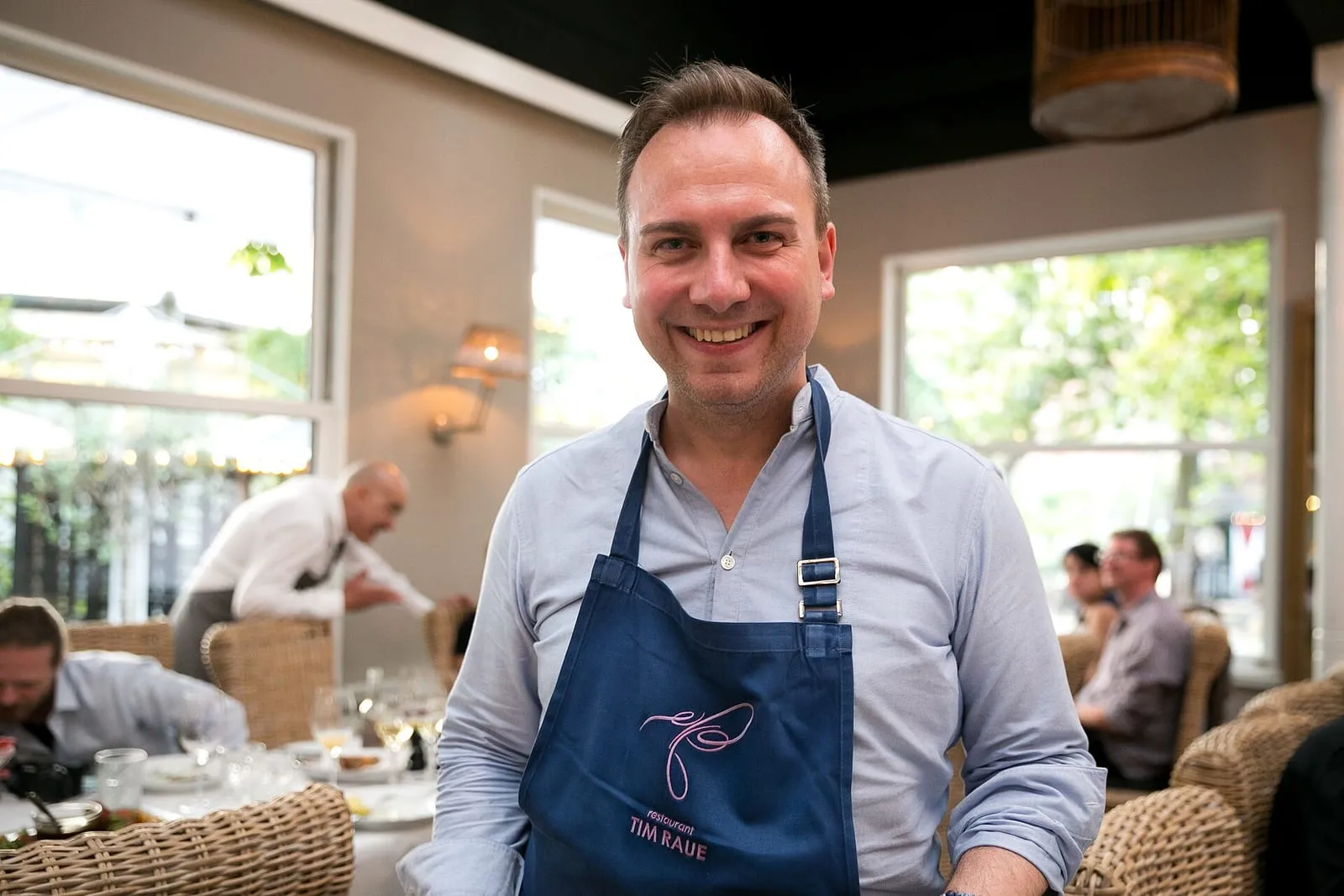 Le chef Tim Raue dans la salle de son restaurant, à Berlin