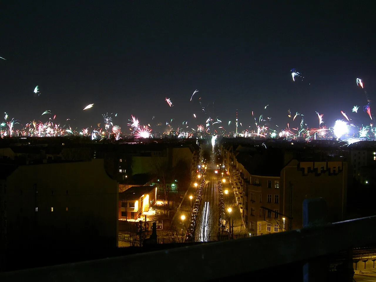 Feux d'artifice tirés dans toute la ville au-dessus d'une avenue de Berlin pendant la nuit de la Saint-Sylvestre 2007