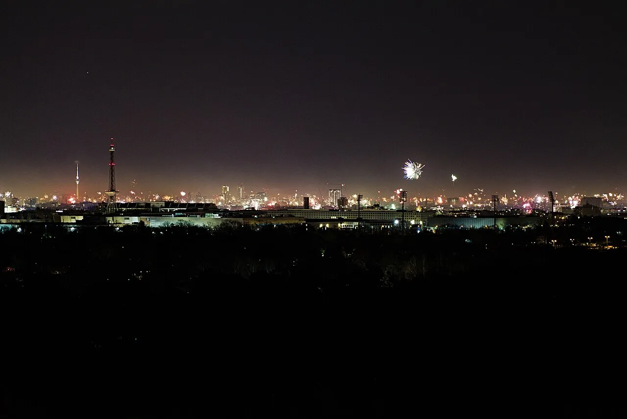 Vue depuis le Drachenberg sur Berlin pendant la nuit du Nouvel An 2023, des feux d'artifice au-dessus de la ville