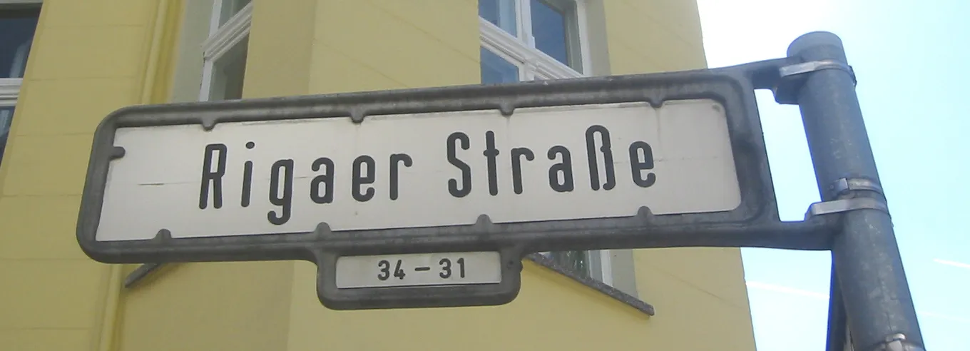 Le panneau de rue Rigaer Straße, à Berlin