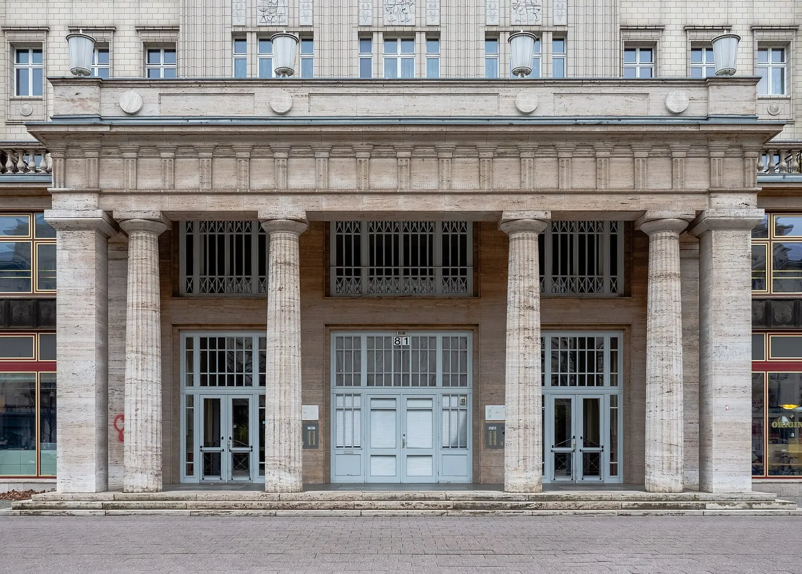 Immeuble à portique de colonnes sur la Karl-Marx-Allee, architecture stalinienne de Berlin-Est