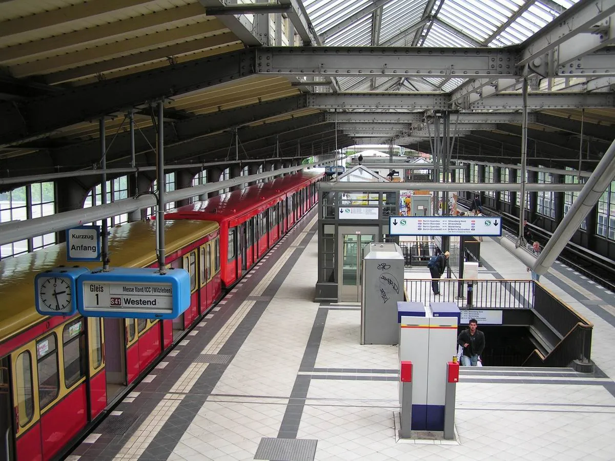 Une rame de la S-Bahn de Berlin sur le ring, à hauteur de la gare de Westkreuz