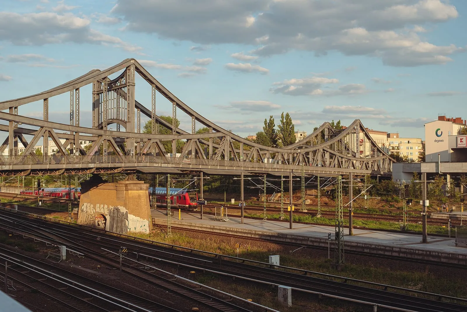 Le pont Swinemünder Brücke au-dessus des voies de la S-Bahn, à Gesundbrunnen dans le nord de Berlin